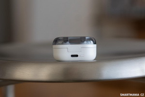 USB-C konektor a párovací tlačítko Samsung Galaxy Buds 4 Pro 06