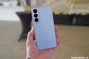 Samsung Galaxy S26 je v ruce stále velmi kompaktní Samsung Galaxy S26 je v ruce stále velmi kompaktní