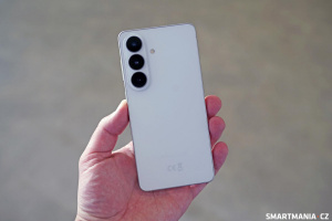 Samsung Galaxy S26 je v ruce stále velmi kompaktní Samsung Galaxy S26 je v ruce stále velmi kompaktní