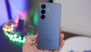 Samsung Galaxy S26 je v ruce stále velmi kompaktní