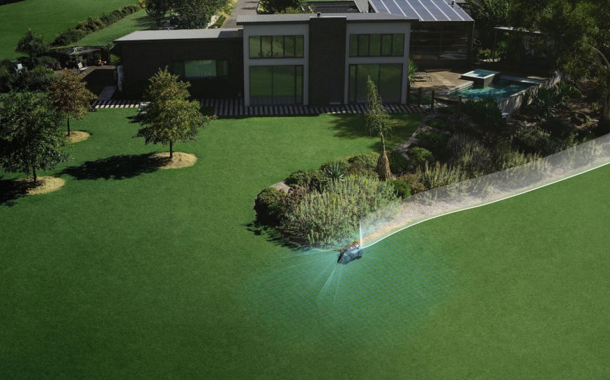 Segway Navimow X4 při automatickém mapování zahrady Segway Navimow X4 při automatickém mapování zahrady