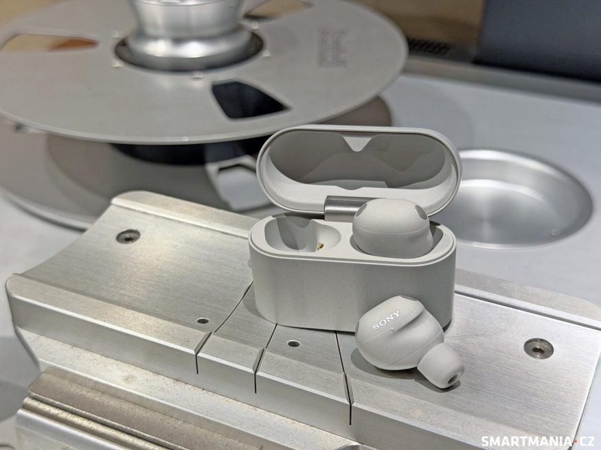 Sony WF-1000XM6 ve světlé variantě Sony WF-1000XM6 ve světlé variantě