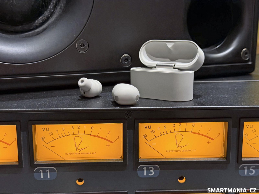 Sony WF-1000XM6 v tmavě bílé barvě s matnou texturou Sony WF-1000XM6 v tmavě bílé barvě s matnou texturou