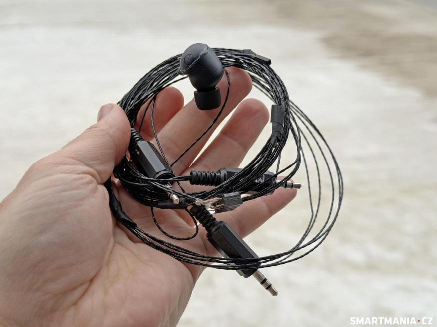 Unikátní prototyp sluchátek WF-1000XM6 s drátovým připojením Unikátní prototyp sluchátek WF-1000XM6 s drátovým připojením
