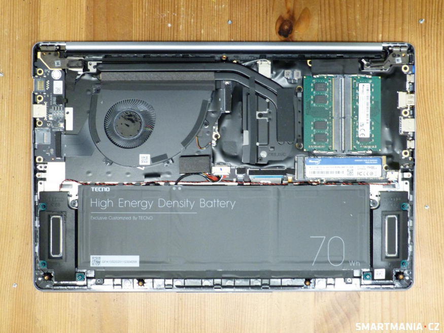 Tecno Megabook K15s zevnitř Tecno Megabook K15s zevnitř
