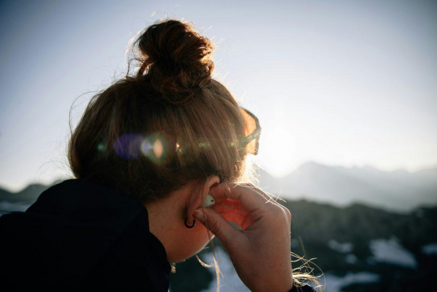 Dívka se sluchátky (ilustrační obrázek) Dívka se sluchátky (ilustrační obrázek)