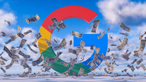 Peníze padající z nebes na velké logo Googlu (ilustrační obrázek)