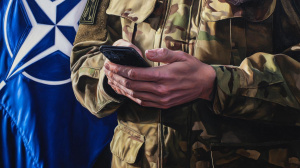 Generál NATO držící iPhone (ilustrační obrázek)
