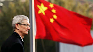 Tim Cook před vlajkou Čínské lidové republiky (ilustrační obrázek)
