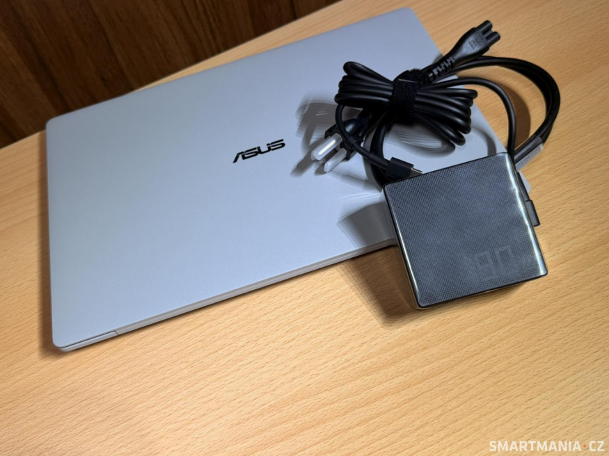 V balení Asus Expertbook Ultra se nachází 90W adaptér V balení Asus Expertbook Ultra se nachází 90W adaptér