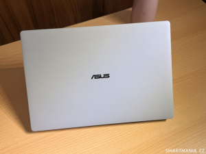 Čistý design víka u Asus Expertbook Ultra Čistý design víka u Asus Expertbook Ultra