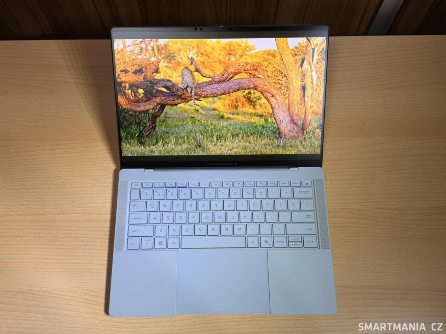 Notebook Asus Expertbook Ultra v otevřeném stavu Notebook Asus Expertbook Ultra v otevřeném stavu