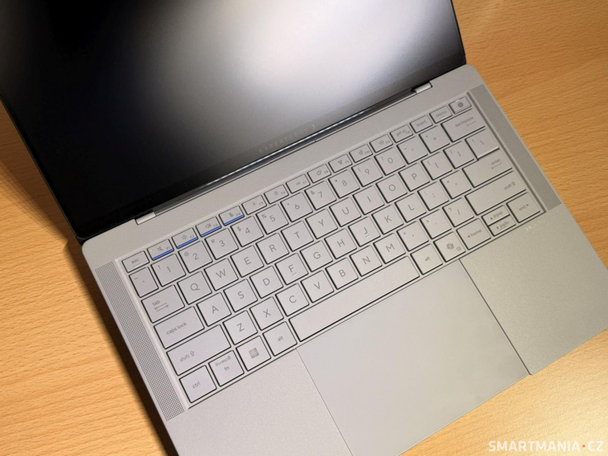LED proužek u notebooku Asus Expertbook Ultra LED proužek u notebooku Asus Expertbook Ultra