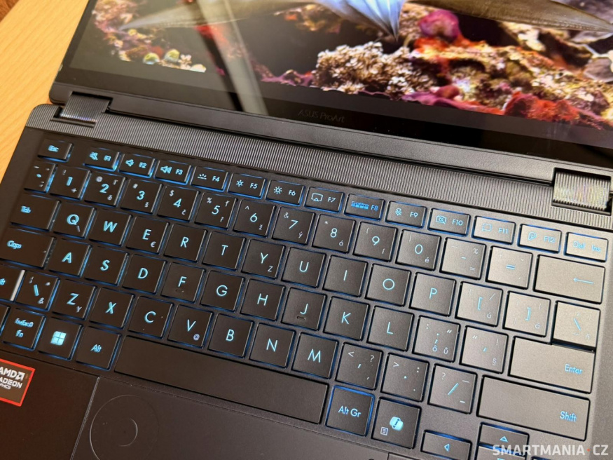 Klávesnice Asus Proart Gopro Edition Px13 má netradičně modré podsvícení Klávesnice Asus Proart Gopro Edition Px13 má netradičně modré podsvícení