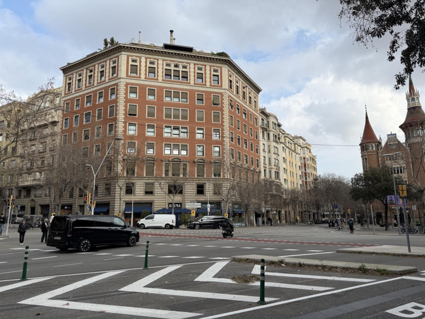 iPhone 17 Pro Max (1×, 24 mm) iPhone 17 Pro Max (1×, 24 mm)