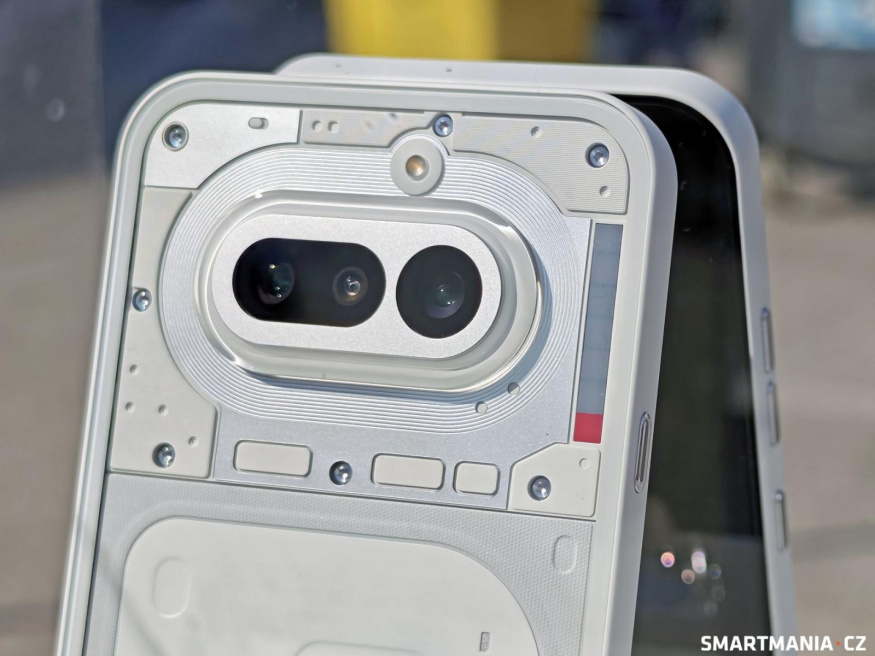 Nothing Phone 4a v bílé barvě Nothing Phone 4a v bílé barvě