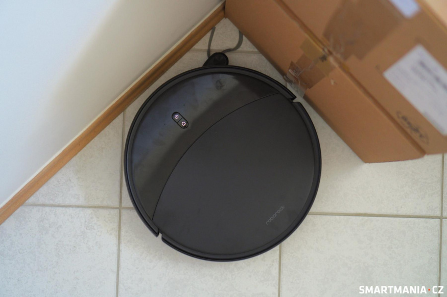 Vysavač vysává v rohu Vysavač vysává v rohu