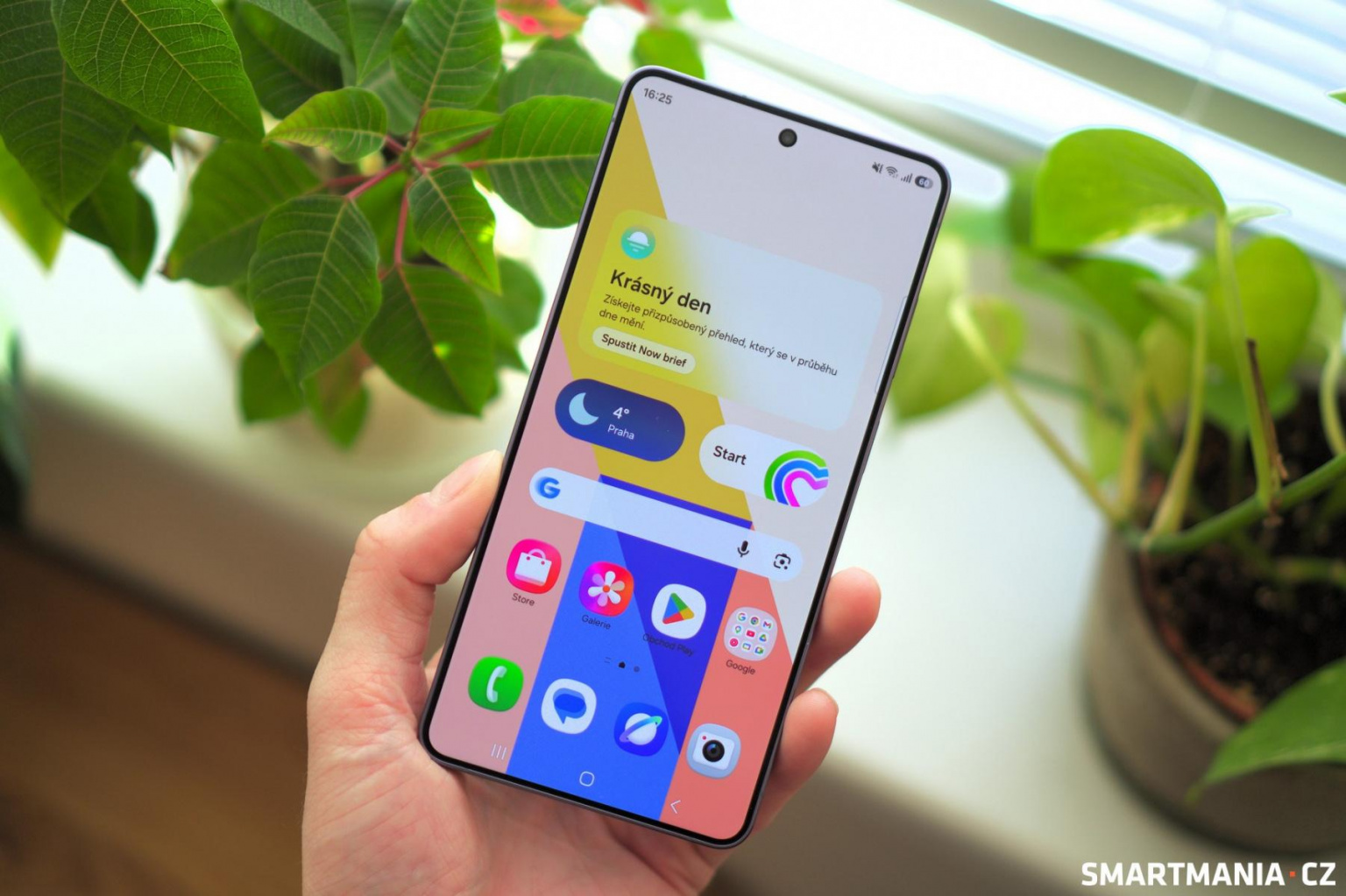 Samsung Galaxy S26 Ultra z přední strany s rozsvíceným OLED displejem