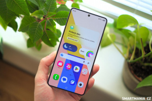 Samsung Galaxy S26 Ultra z přední strany s rozsvíceným OLED displejem