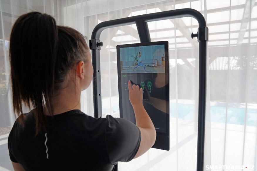 Ovládání skrze polohovatelný dotykový displej je intuitivní a pohodlné Ovládání skrze polohovatelný dotykový displej je intuitivní a pohodlné