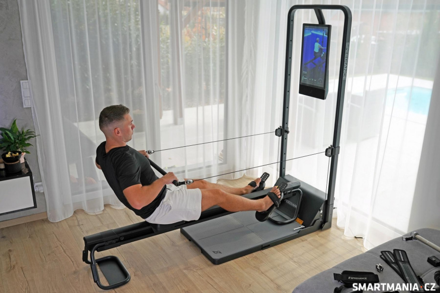 Cvičení na veslovací lavici, která je součástí Family Plus edice Cvičení na veslovací lavici, která je součástí Family Plus edice