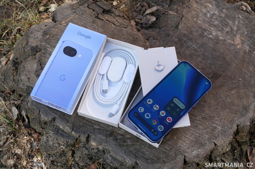 Balení obsahuje (tradičně) jen USB-C kabel, sponku na SIMku a mobil samotný Balení obsahuje (tradičně) jen USB-C kabel, sponku na SIMku a mobil samotný