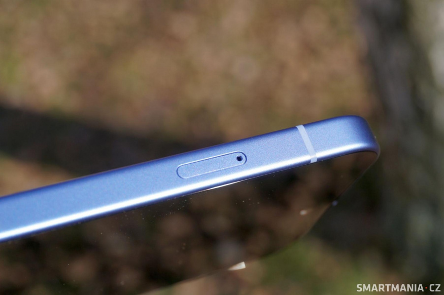 Karta (nikoli ta paměťová) se nově vkládá do slotu na levém boku Karta (nikoli ta paměťová) se nově vkládá do slotu na levém boku