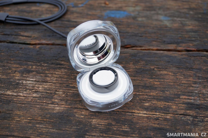 Víčko krabičky Luna Ring 2.0 funguje jako zrcátko a odráží svit diod okolo prstenu Víčko krabičky Luna Ring 2.0 funguje jako zrcátko a odráží svit diod okolo prstenu