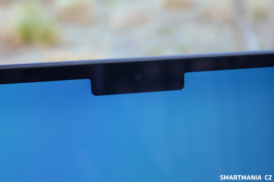 Obrazovka MacBooku Air s M5, konkrétně výřez v displeji Obrazovka MacBooku Air s M5, konkrétně výřez v displeji