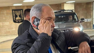 Benjamin Netanjahu se zalepeným mobilem