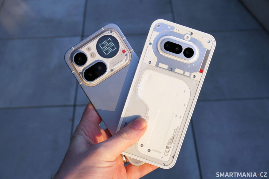 Nothing Phone (4a) Pro se kvůli jednolitému krytu odvrací od sci-fi designu starší generace, bílý Phone (4a) styl zachoval Nothing Phone (4a) Pro se kvůli jednolitému krytu odvrací od sci-fi designu starší generace, bílý Phone (4a) styl zachoval