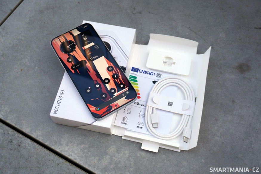 Balení Nothing Phone (4a) Pro obsahuje kabel a unikátní sponku na SIMku, ale ještě dostanete kryt a fólii na displej nalepenou rovnou z továrny Balení Nothing Phone (4a) Pro obsahuje kabel a unikátní sponku na SIMku, ale ještě dostanete kryt a fólii na displej nalepenou rovnou z továrny