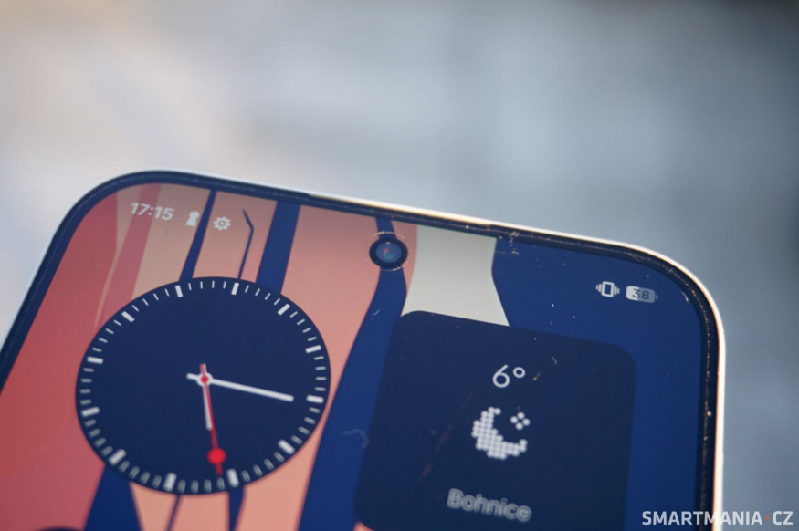 Symetrické rámečky opticky zeštíhluje stříbrná hrana přetékající z boku Symetrické rámečky opticky zeštíhluje stříbrná hrana přetékající z boku