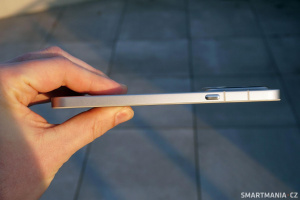 Na levém boku sídlí tlačítko Essential Na levém boku sídlí tlačítko Essential