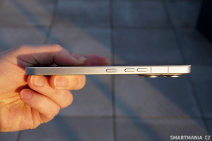 Klasické uspořádání vypínání a hlasitosti na pravém boku Klasické uspořádání vypínání a hlasitosti na pravém boku