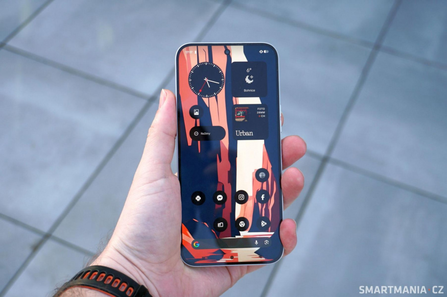 Telefon se i přes ostré hrany drží příjemně, patří ale k těm větším do ruky Telefon se i přes ostré hrany drží příjemně, patří ale k těm větším do ruky