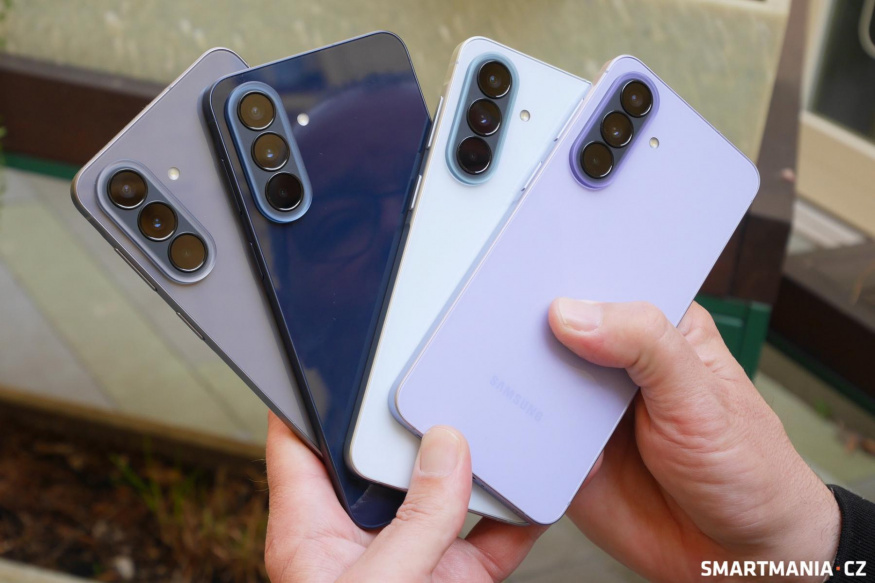 Galaxy A57 se odlišuje hlavně tmavě modrou barvou… Galaxy A57 se odlišuje hlavně tmavě modrou barvou…