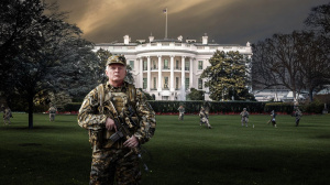 Donald Trump v uniformě před Bílým domem (ilustrační obrázek)