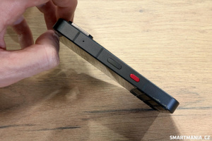 Na boku se nachází ještě jeden speciální prvek – červené akční tlačítko Na boku se nachází ještě jeden speciální prvek – červené akční tlačítko