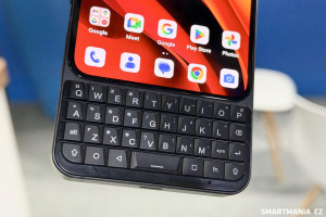 Pod displejem je klávesnice s QWERTY rozložením a konktextovými tlačítky Pod displejem je klávesnice s QWERTY rozložením a konktextovými tlačítky