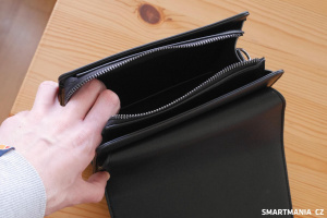 Uvnitř je velká kapsa na zip, nechybí ani kožená přeska Uvnitř je velká kapsa na zip, nechybí ani kožená přeska