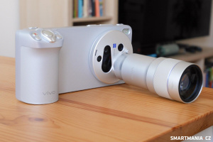 Telefon s nasazeným gripem a telekonvertorem Telefon s nasazeným gripem a telekonvertorem