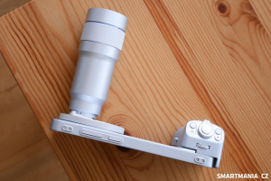 Telefon s nasazeným gripem a telekonvertorem Telefon s nasazeným gripem a telekonvertorem