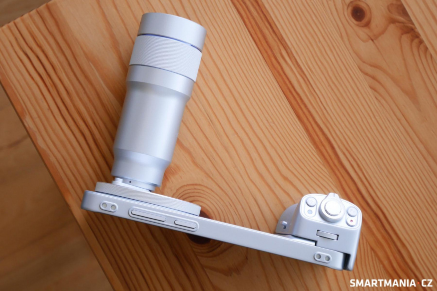 Telefon s nasazeným gripem a telekonvertorem Telefon s nasazeným gripem a telekonvertorem