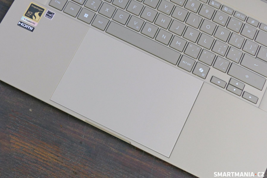 Asus Zenbook A16 má opravdu gigantický touchpad