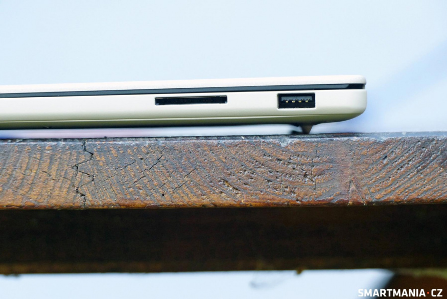 Asus Zenbook A16: porty na pravé straně