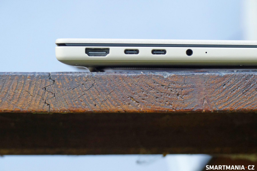 Asus Zenbook A16: porty na levé straně