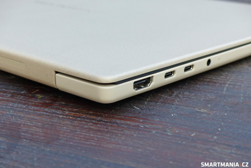 Asus Zenbook A16: pohled na porty