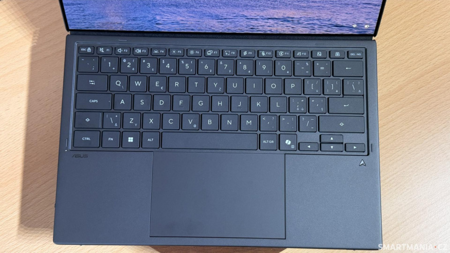 Klávesnice se k základně Asus Zenbook Duo přichytává magnety
