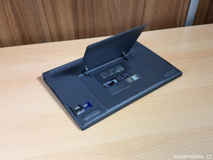 Integrovaný stojánek Asus Zenbook Duo v akci